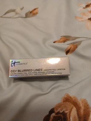 It Cosmetics CC + Líneas borrosas en amor Foto 1 de 3