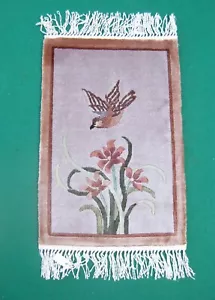 CHINESE SILK RUG. FRINGED, BIRD / FLORAL DESIGN - Picture 1 of 4