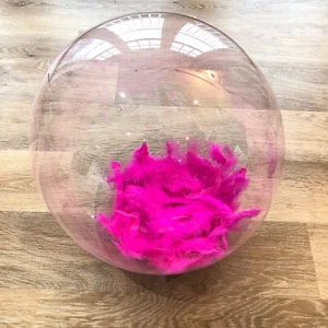 Nuovissimi palloncini rotondi BoBo 24" bolle trasparenti pieni di piume rosa brillante - Foto 1 di 2
