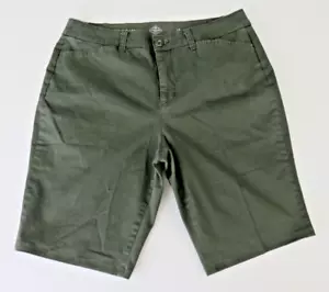 St. John's Bay Women's Green Shorts Straight Leg Size 12 - Picture 1 of 5