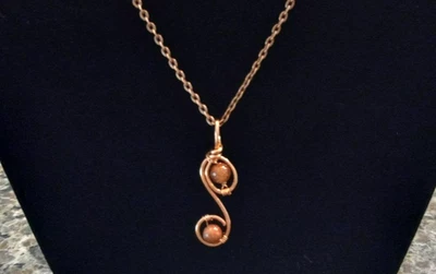 Colgante de cobre con cuentas y diseño en espiral Foto 1 de 4