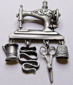 Broche prendedor vintage Danecraft peltre 13/4" máquina de coser y dijes - Imagen 1 de 3
