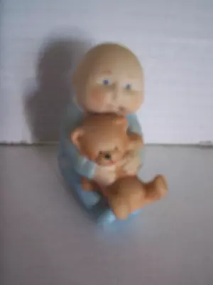 De colección. Bisque repollo parche bebé sostenido oso, O.O.A. Inc. 1984-Corea Foto 1 de 4