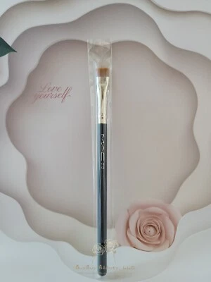 MAC 212 Flat Eye Definer Brush New - Image 1 of 2