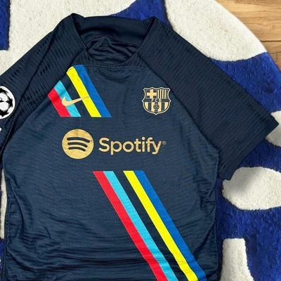 Camiseta de fútbol de entrenamiento prepartido Nike Barcelona 2022/23 talla mediana Foto 1 de 4