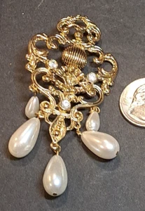 VINTAGE Anstecknadel viktorianisch Retro goldfarben filigran Kunstperlen baumelt 3 x 2" Brosche - Bild 1 von 13