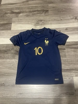 Camiseta deportiva de fútbol visitante Nike Francia #10 Kylian Mbappe 2022 para hombre pequeña Foto 1 de 4
