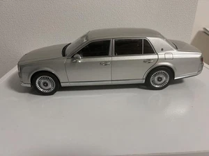 Toyota Century Maßstab 1:18 silberfarben Diecast Modellauto Gitterräder Sammlerstück - Bild 1 von 8