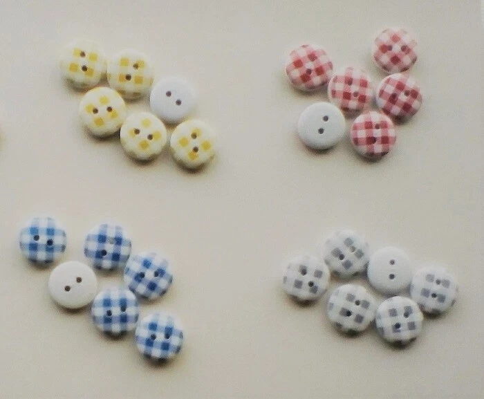 CRAFT-SEW/ KNIT- SCRAPBOOKING: 6 each x 15mm Acrylic Gingham D'ign 2hole Buttons - Image 1 of 1
