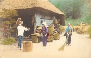 Hand Colored Postcard Japanese Villagers Pounding Rice, Sweeping the Courtyard - Imagen 1 de 2