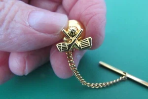 VINTAGE goldtone GOLF tie clasp tie tack on chain - about 1/2" square - Picture 1 of 3
