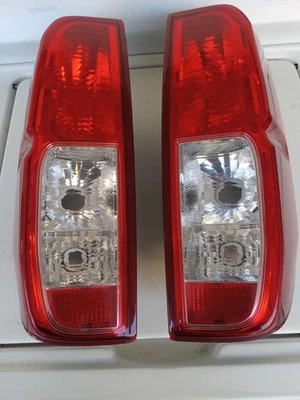 Par de luces traseras OEM Nissan Frontier Suzuki Equator Foto 1 de 4