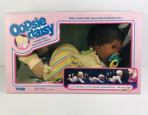 Muñeca afroamericana Oopsie Daisy Crawling Baby Tyco 1988 de colección nueva en caja - Imagen 1 de 17