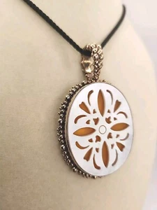 Stephen Dweck Vintage Craved White Shell Over Yellow MOP In Bronze Anhänger  - Bild 1 von 9