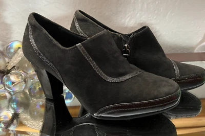 Clarks Artisan 女式钻石浮雕绿色麂皮绒短靴泵活动空气尺寸 6.5 — 第 1/4 张图片
