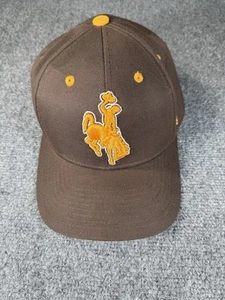 Zephyr NCAA Wyoming Cowboys Performance Curved Bill Strapback Hut braun und gold - Bild 1 von 6