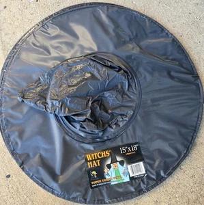 SOMBRERO DE BRUJAS DE VINILO 15"×18" - Tony, INC. - Imagen 1 de 2