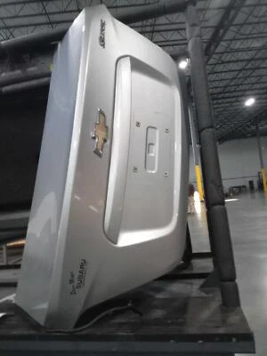 2012 Chevrolet Sonic Silver Deck Lid Trunk OEM 95229194 Used 118k Miles — 第 1/2 张图片