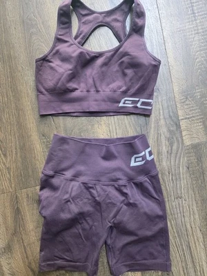 Conjunto de ciruela real talla pequeña, levantamiento de botines, sujetador deportivo y pantalones cortos Foto 1 de 2