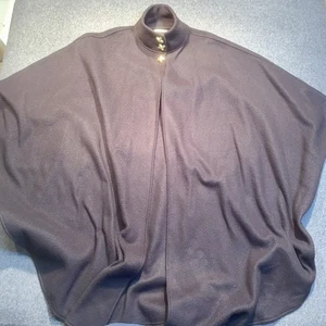 Manta de Colección Amanda Smith Negra Tono Dorado Acento Botón Capa Damas Talla Única - Imagen 1 de 3