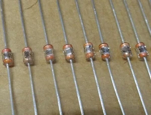 Streifen 50 560pf 50 V Axial Keramik Kondensator Unitrode CGB561JDUN 561 - Bild 1 von 4