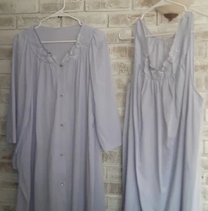 Vestido y bata de lavanda de colección bordados florales sedosos - Imagen 1 de 7