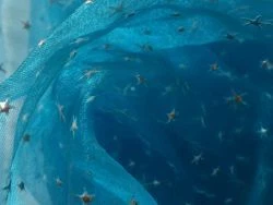 ORGANZA Stoff in TÜRKIS BLAU Sterne RELIEF Sternenhimmel Meterware Sterne - Bild 1 von 1