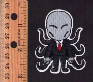 Parche bordado de terror Cthulhu en traje versión de dibujos animados (hierro/costura) - ¡Nuevo! - Imagen 1 de 1