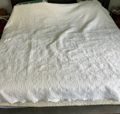 Colchas Domingos Matelasse Portugal Scalloped Queen / Full Coverlet 90x80” Cream - Image 1 of 4