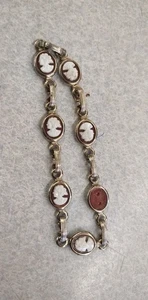 Kamee hellrot mit weiß links aussehender Dame goldfarben Vintage Gliederarmband LESEN - Bild 1 von 4