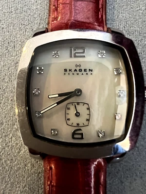 Lindo relógio feminino Skagen mostrador madrepérola pulseira de couro rosa 556SSLP - Imagem 1 de 4