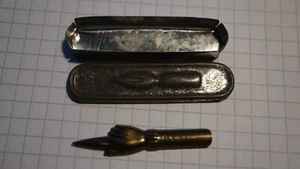 Seltene, antike Feder BAK-FIN INDEX 105 Made in England in original Blechbüchse - Bild 1 von 4