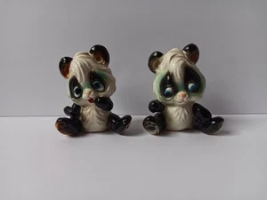 Set di 2 statuine Josef Originals piccolo orso panda con grandi occhi addormentati - Foto 1 di 13