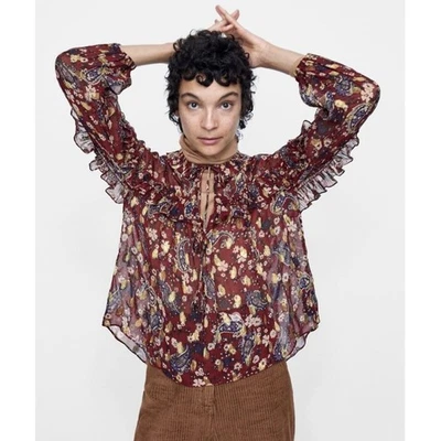 Blusa ZARA MUJER NUEVA SIN ETIQUETAS Metálica Floral Cachemira Cuello en V Borla en Borgoña-Grande Foto 1 de 4