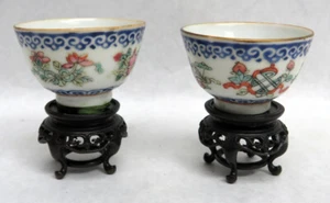 EDLES PAAR ALTE CHINESISCHE 2 1/4" PORZELLANVASEN AUF STÄNDERN - Bild 1 von 4