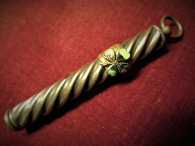 PORTE-CRAYON ancien ACCESSOIRE de SAUTOIR orné TREFLE émaillé PORTE-BONHEUR - Photo 1/3
