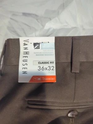 Pantalones de viajero Van Heusen de ajuste clásico, 36x32. Reg. $60 Foto 1 de 4