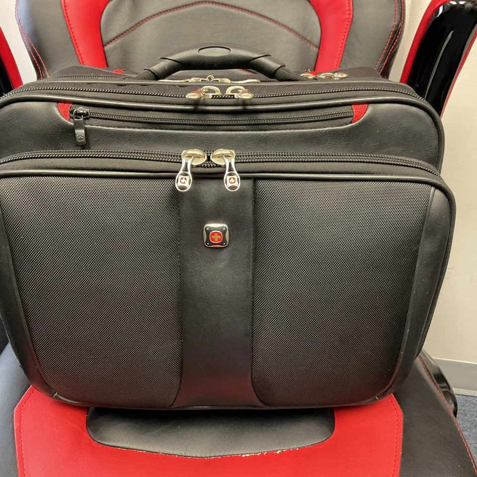 Swiss Wenger PATRIOT Black Wheeled 15.6" Laptop Case - Fits 15.4" PC PreOwned - Image 1 of 4