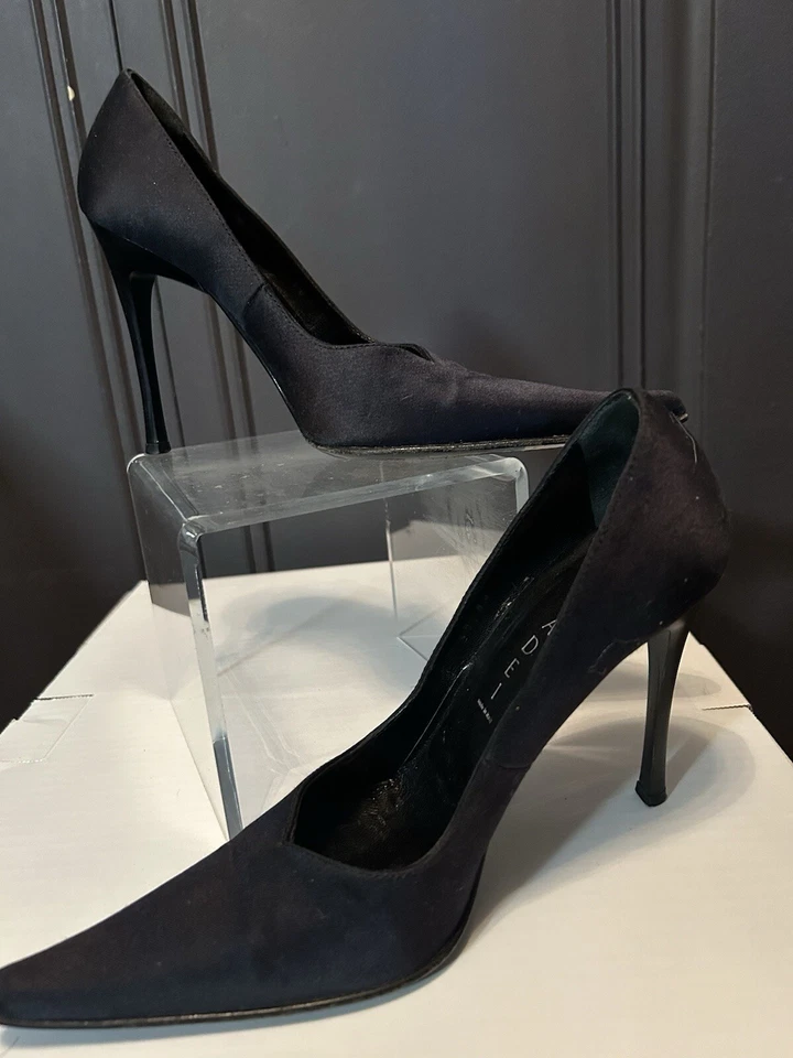Zapatos de salón Casadei clásicos negros satinados talla 6 hechos en Italia Foto 1 de 4