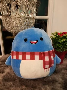 Neu mit Etikett Squishmallow 8 Zoll Rey der blaue Hai mit rotem Schal Weihnachten Rarität Kellytoy 2021 - Bild 1 von 4
