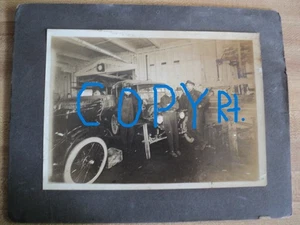 Taller de reparación de automóviles Ford vintage principios de 1900 con Stockman de Ford Motor Co. - Imagen 1 de 3