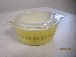 Pyrex 1.5 pt Yellow Abstract Star Lidded Casserole - Picture 1 of 3