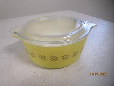 Pyrex 1.5 pt Yellow Abstract Star Lidded Casserole - Image 1 of 3