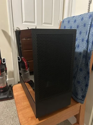 PC para juegos NZXT escritorio de alto rendimiento/con teclado Foto 1 de 4