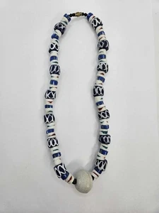 Afrikanische Tribal Stil Glasperlen Halskette blau, weiß, mit einigen rot und grün - Bild 1 von 3