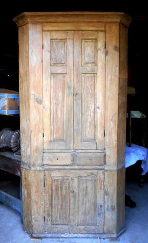 ANTIQUE 18th CENTURY EARLY AMERICAN RAISED PANEL PINE CORNER CUPBOARD Cover