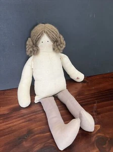 Muñeca de trapo de colección tela arte popular arte artesanía proyecto corazón hilo bebé chica adorable coletas - Imagen 1 de 7