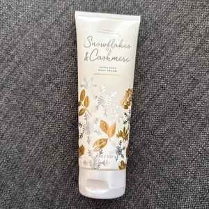 Crema corporal Bath & Body Works copos de nieve y cachemira ultra karité 8 oz/226 gramos - Imagen 1 de 2