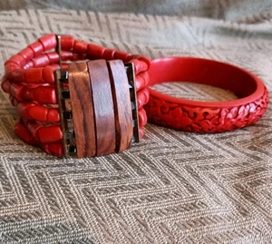 2er Set Vintage geschnitzter Zinnober Armreif Armband und Zinnober Stretch Armband - Bild 1 von 4