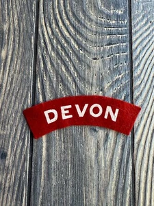 Parche de fieltro rojo vintage diseño curvo "Devon" - Imagen 1 de 2